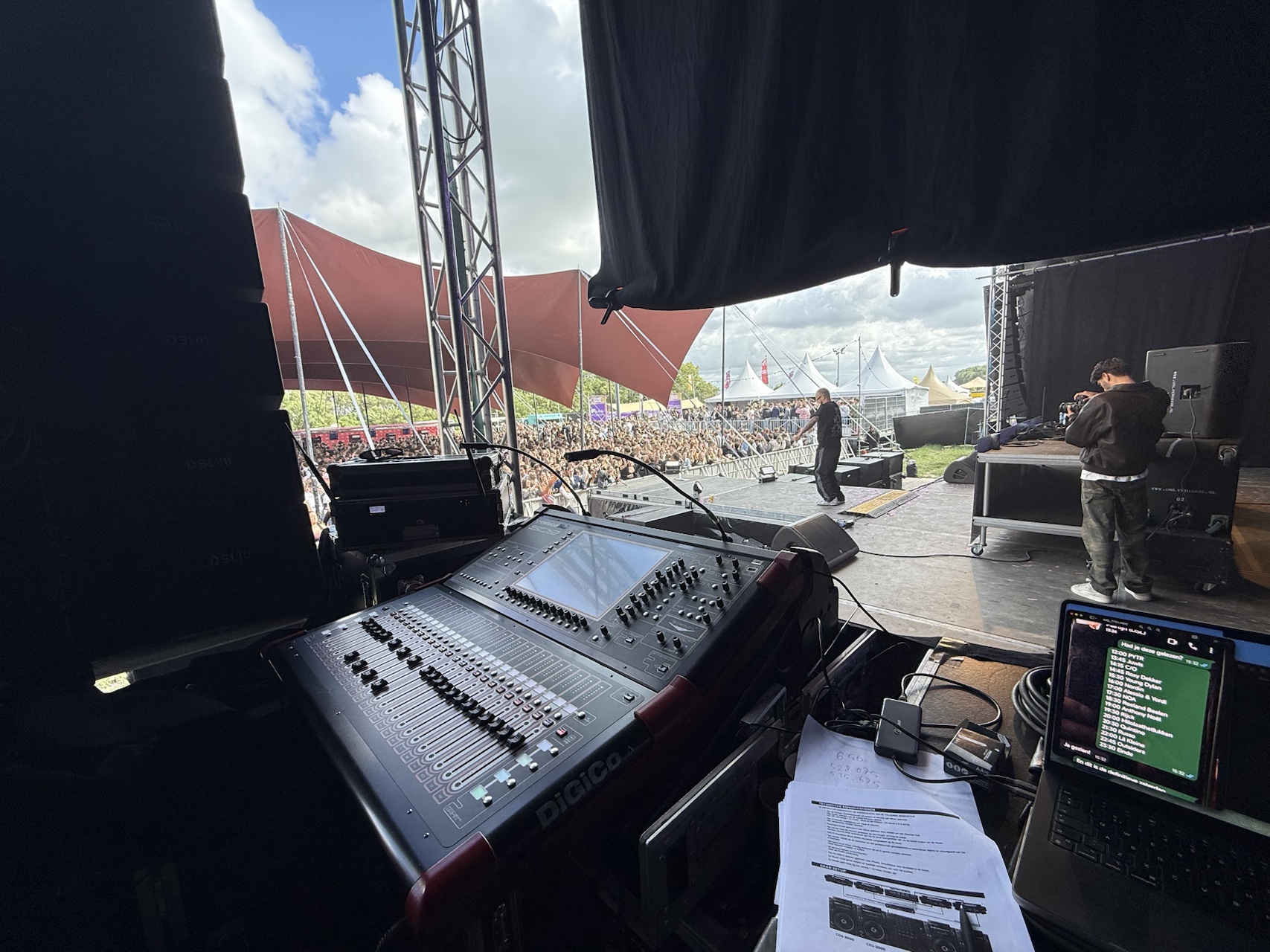 Zicht vanaf de zijkant van het podium tijdens Magnus Festival
