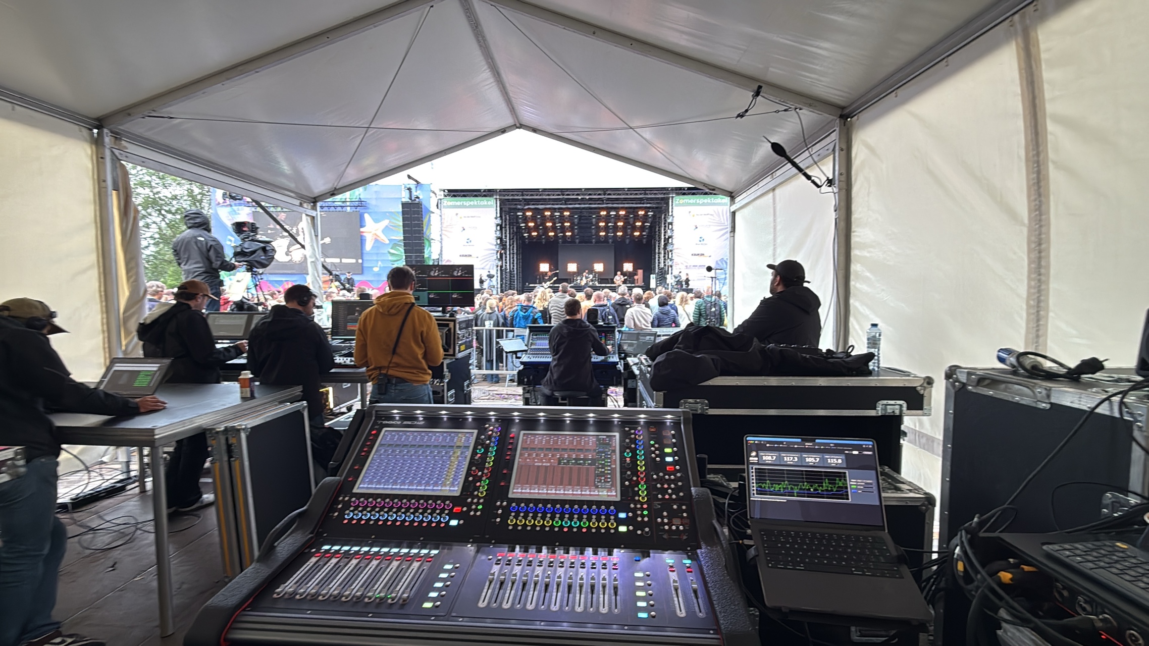 Zicht vanuit de FOH positie op het podium tijdens een show voor Nightforce en Switch Rental